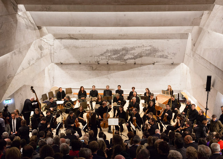 ¹ͺ stone-clad concert hall in blaibach by